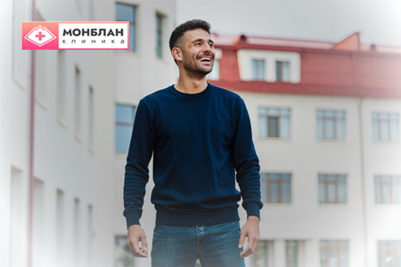 Пациент на фоне здания больницы